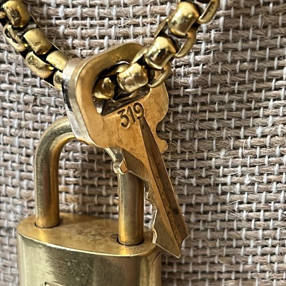 LOUIS VUITTON LOCK AND KEY #319 WITH GOLD PLATED STAINLESS STEEL CHAIN. - Picture 4 of 7